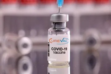Přeočkování proti covidu zdravotníkům nemusí prospívat, naznačila studie