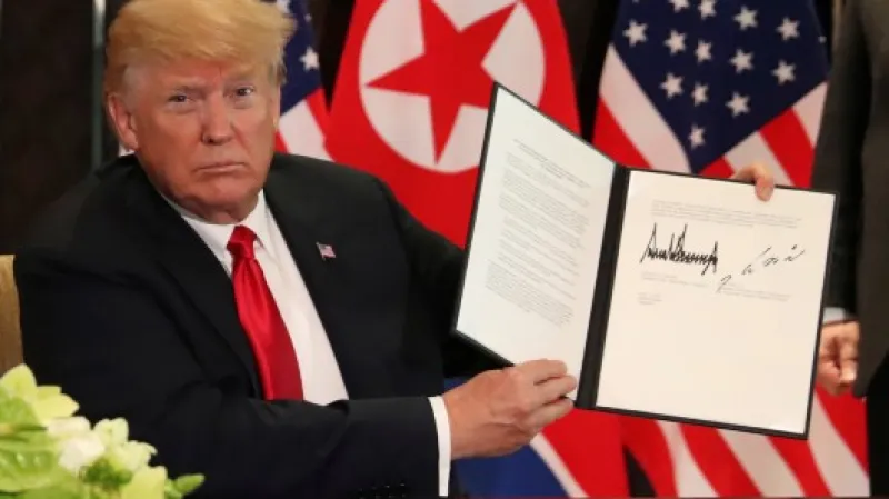 Trump drží společně podepsaný dokument,  Autor: Jonathan Ernst,  Zdroj: Reuters