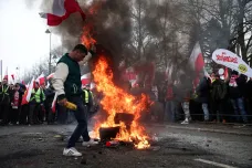 Protest farmářů ve Varšavě se zvrhl v potyčky s policií. Demonstranti zapálili pneumatiky i rakev