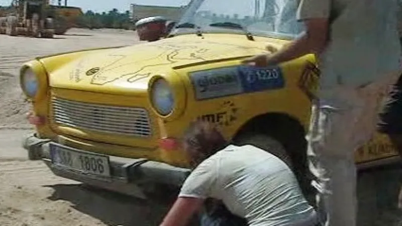 Oprava trabantu během náročné cesty