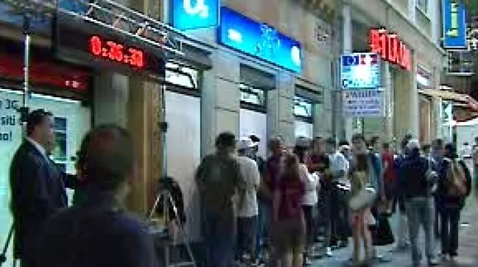 Lidé čekají před prodejnou Telefónicy O2 na zahájení prodeje iPhonu 3G.
