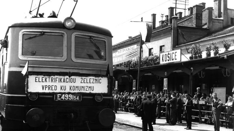 Ke komunismu měla pomoci i elektrifikace železnice. Na snímku nádraží v Košicích v roce 1961