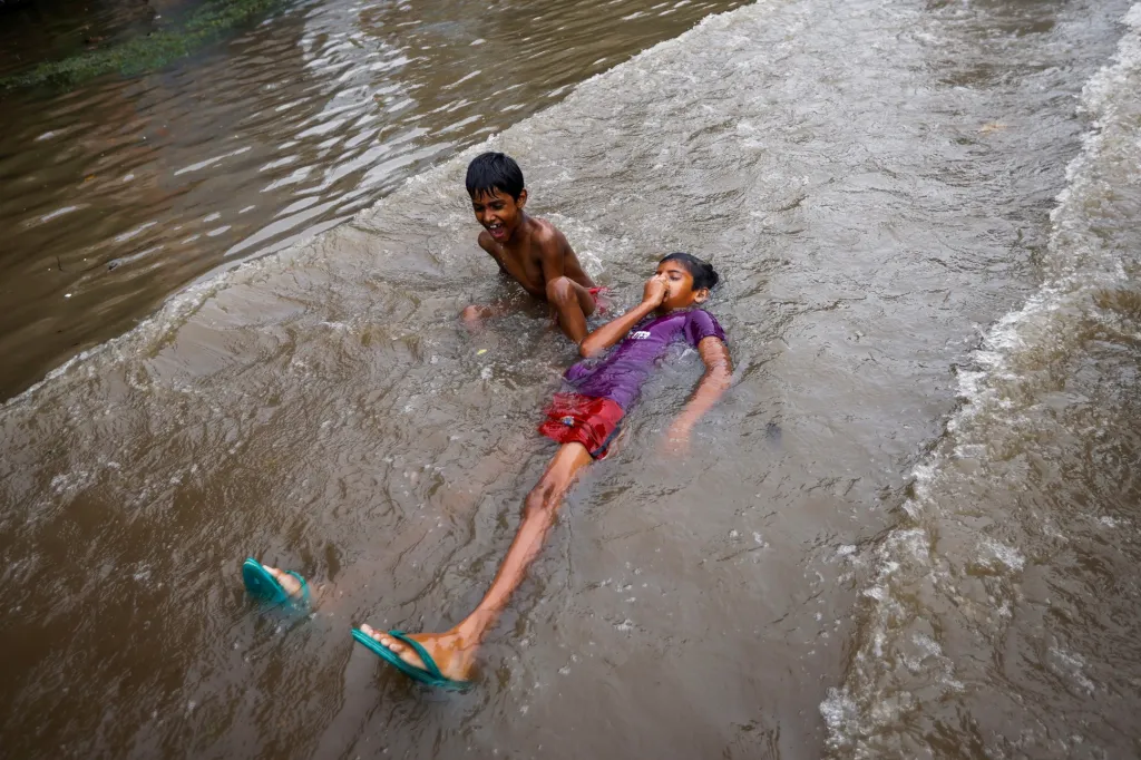 Silné deště způsobily zatopení několik ulic hlavního města Indie. Obyvatelé Nového Dillí jsou na záplavy v tomto ročním období zvyklí. S náhlou změnou počasí se nejrychleji vyrovnaly děti, které zaplavené ulice využívají k zábavě
