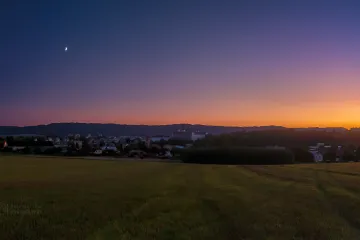 Karmínové soumraky nad Českem způsobila erupce sopky na Kurilách