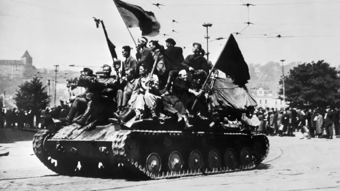 Sovětský tank projíždí kolem Mánesova mostu v květnu 1945
