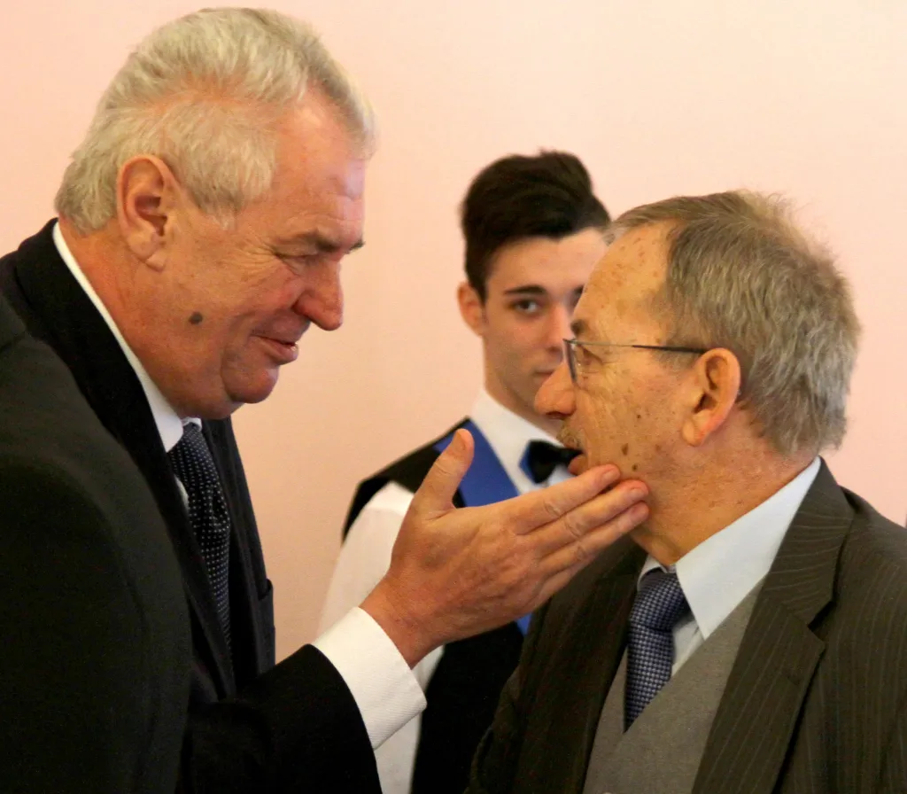 I přesto, že ve vztahu k prezidentovi Miloši Zemanovi byl Jaroslav Kubera na opačné straně politického spektra, vždy respektoval své politické oponenty. Na fotografii zahájil Miloš Zeman 2. února 2015 návštěvu Ústeckého kraje, které se účastnil Kubera v roli primátora Teplic.