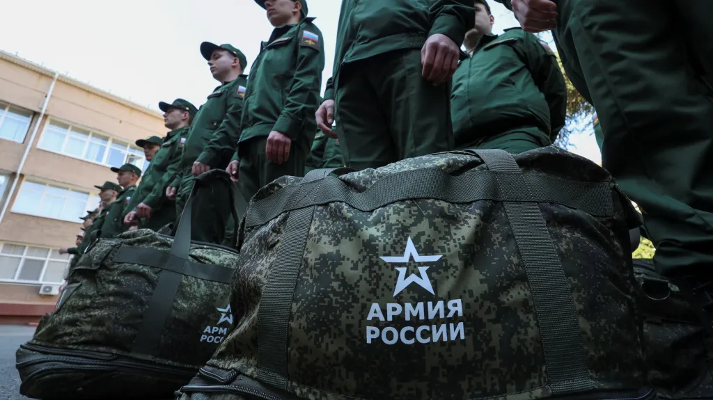 Ruští branci povolaní k vojenské službě se řadí před odjezdem do posádek