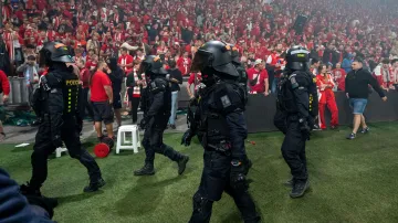 Policisté během zápasu Sparty a Slávie