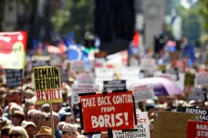 „Nikdo nehlasoval pro diktaturu.“ Britové protestovali proti kroku premiéra Johnsona