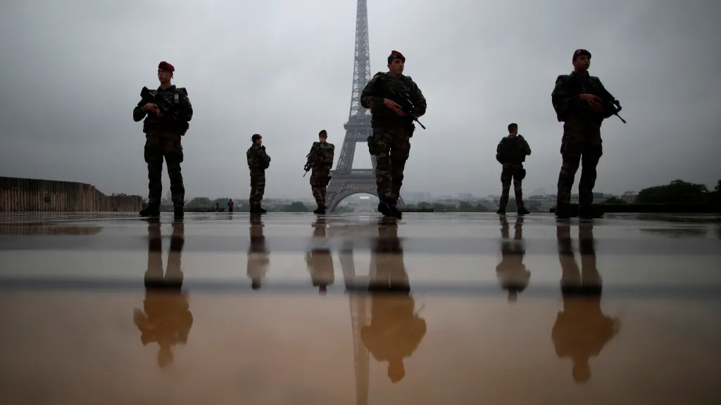Policisté hlídkují před Eiffelovou věží