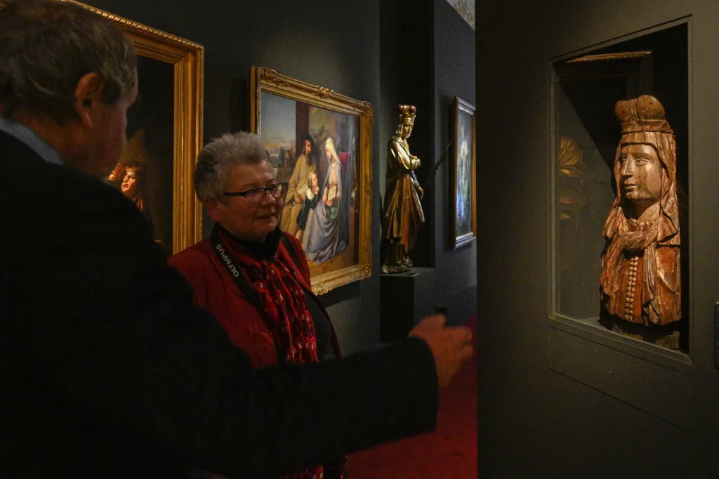 Historička umění a specialistka na umělecké řemeslo Dana Stehlíková vyzdvihla relikviář v podobě Týnského chrámu v Praze. Cennost s relikviemi tří českých patronů darovaly české šlechtičny Štěpánce Belgické k zásnubám s korunním princem Rudolfem v roce 1881