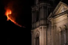Neklidná Etna dál chrlí lávu. Rudá záře je v noci vidět i desítky kilometrů daleko