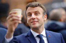 V prvním kole francouzských voleb zvítězil Macron, s Le Penovou míří do druhého