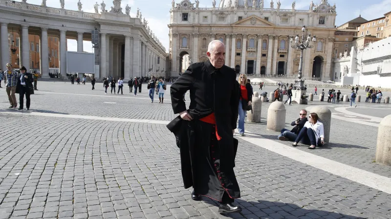 Kardinál Bergoglio kráce před zahájením konkláve v březnu 2013