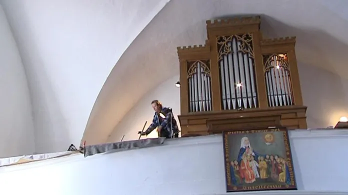 V kostele ve Všerubech na severním Plzeňsku znějí po desítkách let znovu varhany.