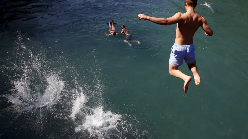 Obyvatel švýcarského Bernu skáče do řeky Aare