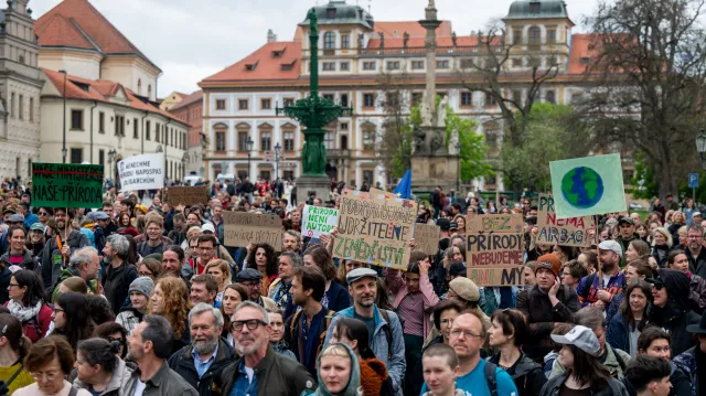 Demonstranti v Praze žádali změny ve vedení ministerstva životního prostředí