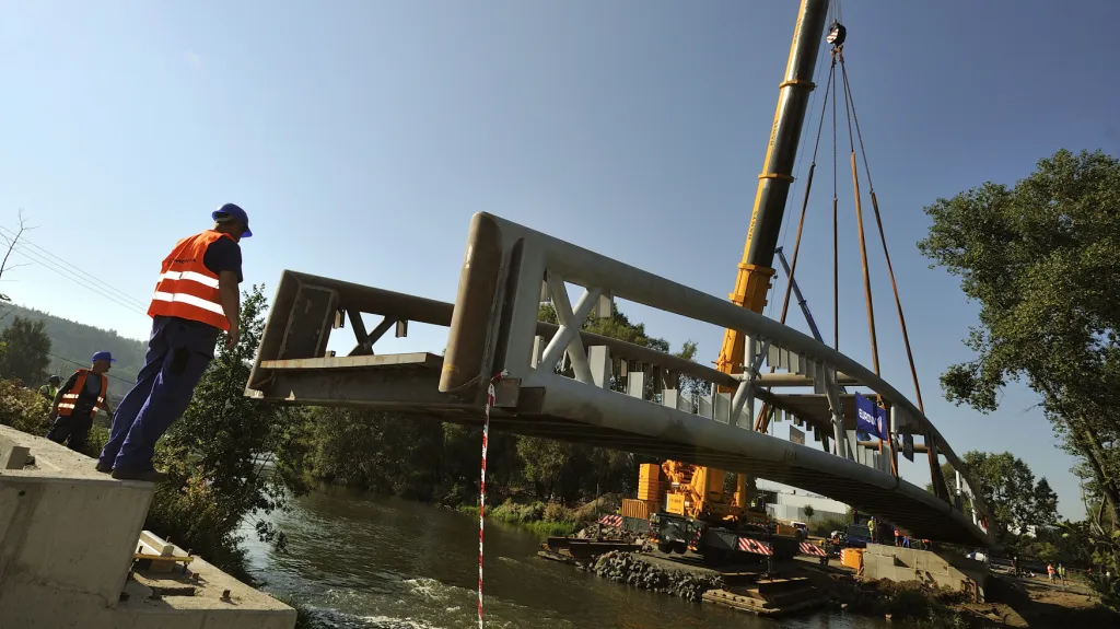 Instalace nového mostu přes Ohři v Karlových Varech
