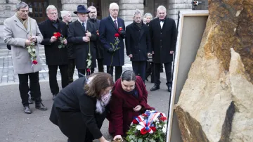 V popředí rektorka Univerzity Karlovy Milena Králíčková a děkanka Filozofické fakulty Eva Lehečková, v pozadí senátoři včetně předsedy Miloše Vystrčila (ODS) uctívají památku obětí střelby na fakultě