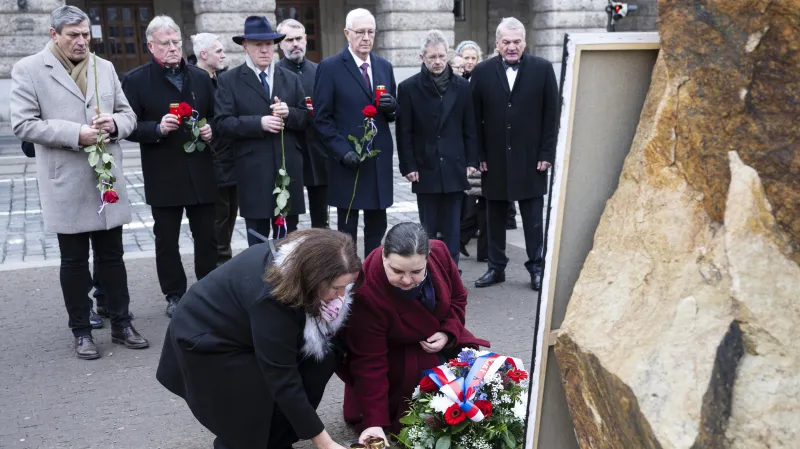 V popředí rektorka Univerzity Karlovy Milena Králíčková a děkanka Filozofické fakulty Eva Lehečková, v pozadí senátoři včetně předsedy Miloše Vystrčila (ODS) uctívají památku obětí střelby na fakultě