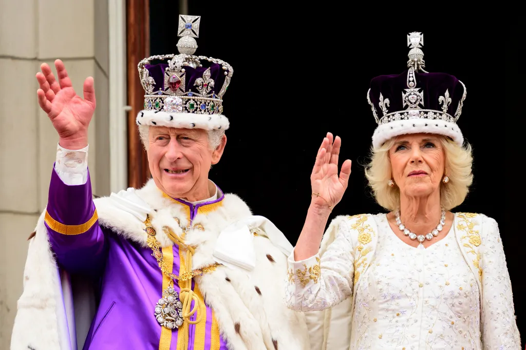 Nově korunovaný král Karel III. a královna Camilla