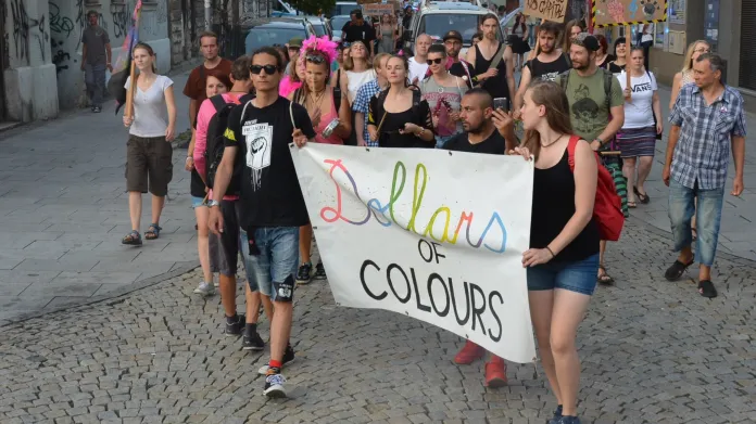 Průvod Dollars of Colours v centru Ostravy. Aktivisté upozorňují na financování největšího hudebního festivalu v Česku