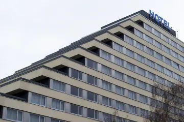 Kvůli dotaci na opravu mosteckého hotelu Cascade navrhla policie obžalobu deseti lidí