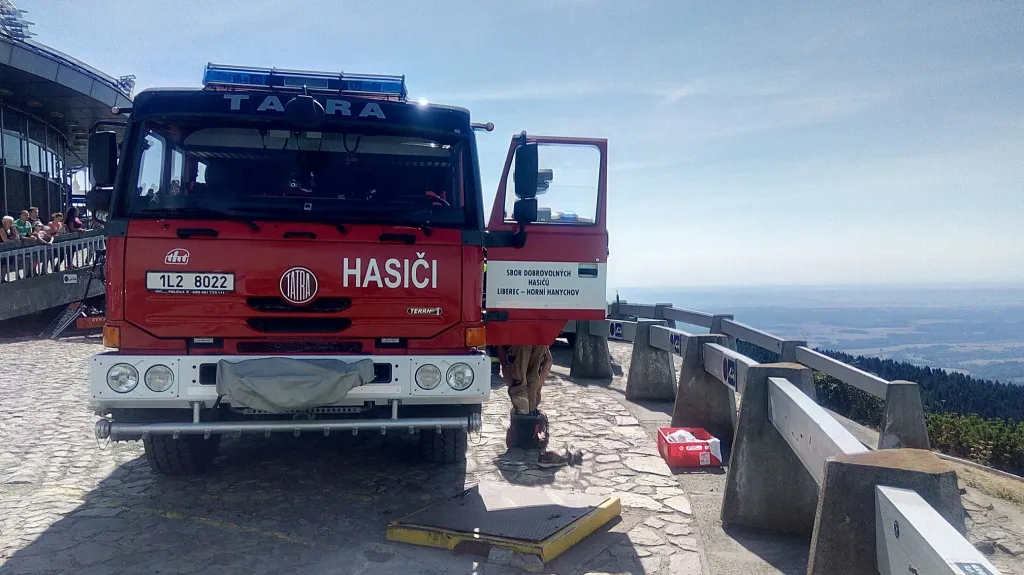 Požár na vrcholu Ještědu