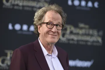 Na filmový festival v Karlových Varech dorazí herci Geoffrey Rush a Benicio del Toro