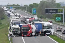 Dálnice D2 je po nehodě kamionů za Břeclaví směrem na Slovensko znovu průjezdná
