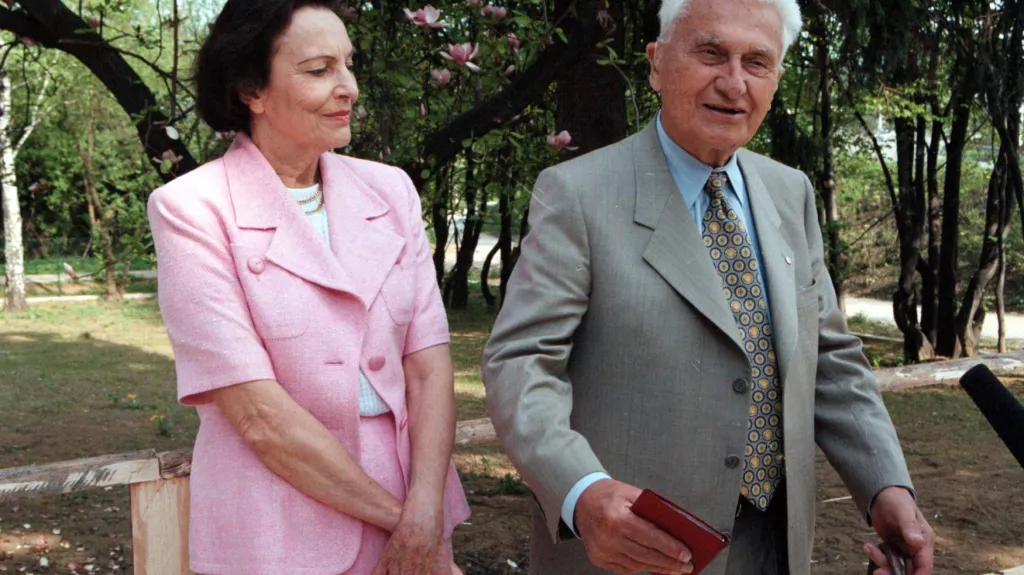Sonja Baťová s manželem Tomášem Baťou jr. na zahradě své bývalé vily
