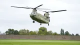 Transportní vrtulník Chinook přistává před příjezdem amerického prezidenta Donalda Trumpa a první dámy Melanie Trumpové na hradě Windsor ve Windsoru