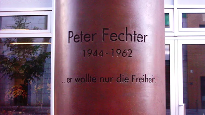 Pamětní deska Petera Fechtera