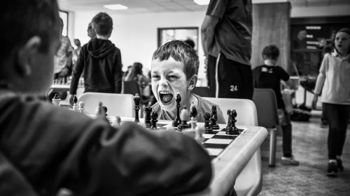 Druhá cena v kategorii Sport (série Youth Chess Tournamens). Emoce ve tváři mladého šachového hráče během dětského turnaje. Mládežnické šachové turnaje mají motivovat mladé lidi a nahrazovat elektronická zařízení reálným světem hry, mezilidské komunikace a zábavy.