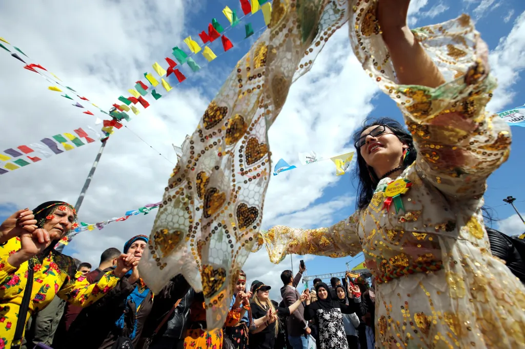 Lidé oslavují v ulicích tureckého Istanbulu svátek Newroz, který hlásá příchod jara