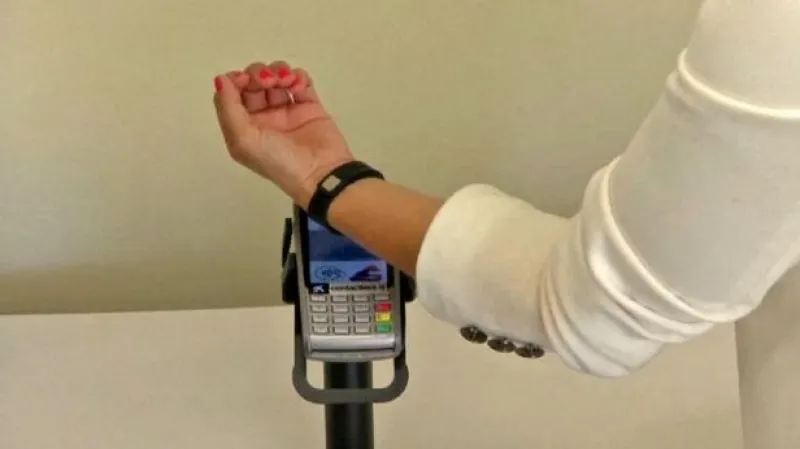 Čip funguje na principu identifikace na rádiové frekvenci