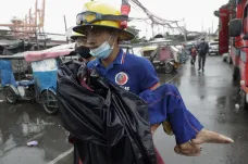 Filipíny zasáhl tajfun Goni, jeden z nejsilnějších letošního roku. Úřady hlásí deset mrtvých