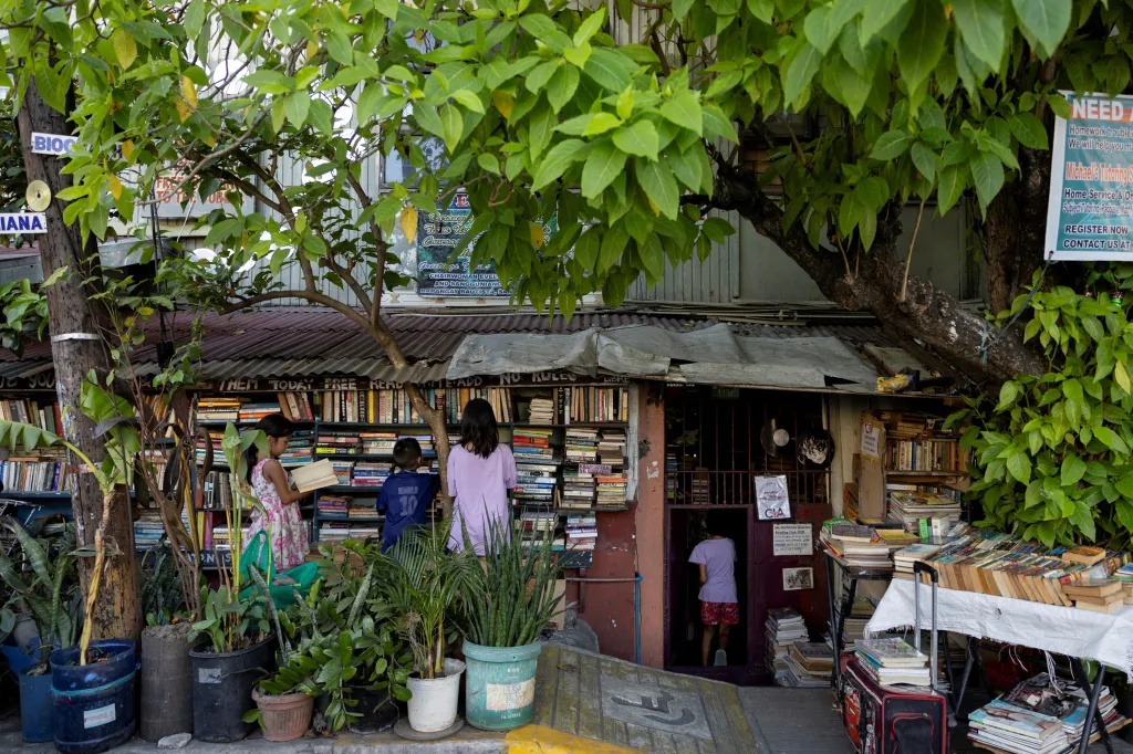 Svou celoživotní lásku, knihy, tak nyní sdílí s obyvateli hlavního města Filipín
