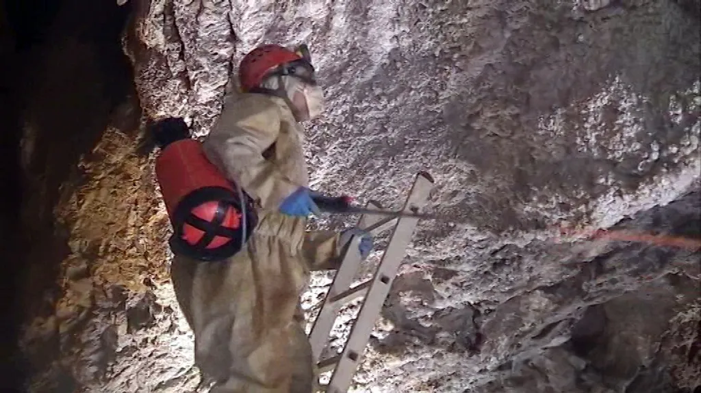 Zbrašovské jeskyně ohrožují plísně