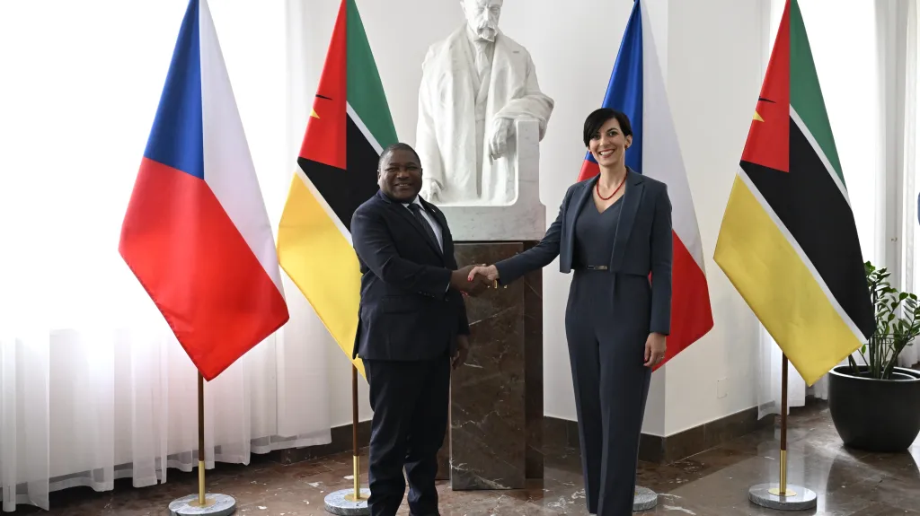 Mosambický prezident Felipe Nyusi s předsedkyní poslanecké sněmovny Markétou Pekarovou Adamovou (TOP 09)
