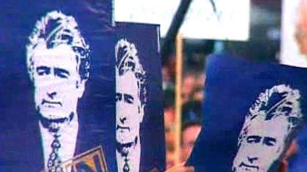 Demonstrace na podporu Karadžiče