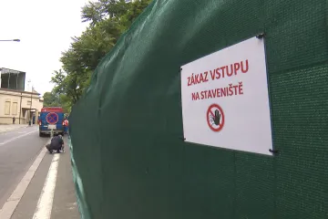 Z tábořiště před Úřadem vlády vyvedla policie dva muže