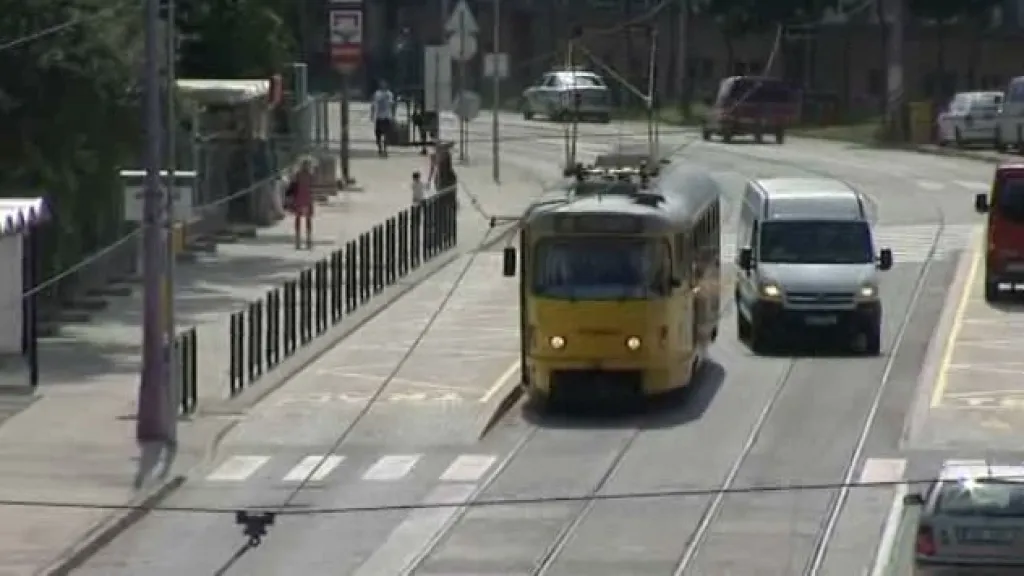 Auto objíždějící tramvaj z druhé strany