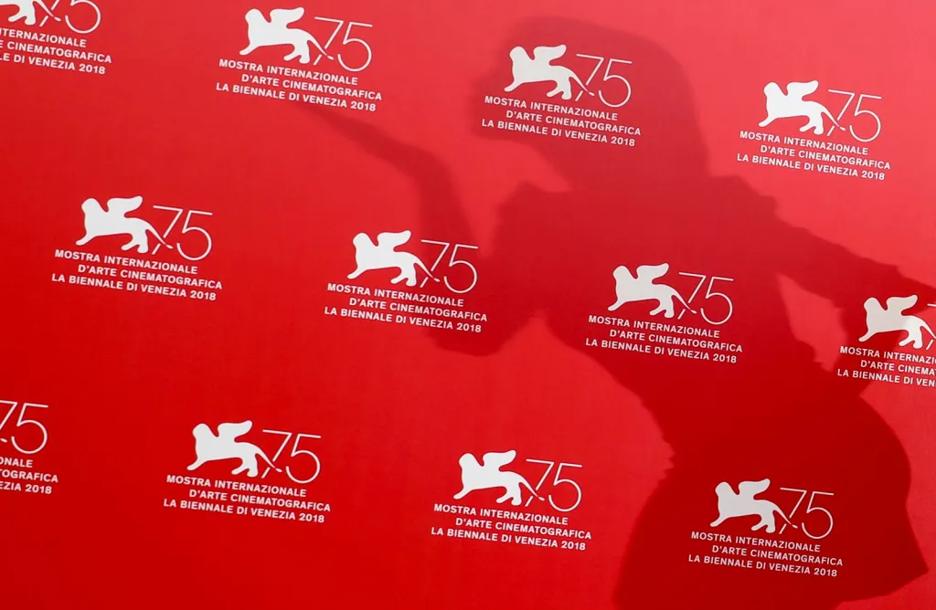 Fotografování u fotostěny před premiérou filmu Acusada na 75. ročníku filmového festivalu v Benátkách