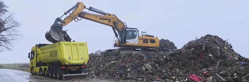 Koberce či dětské boby. Z Jesenicka se zpožděním mizí odpad z povodní