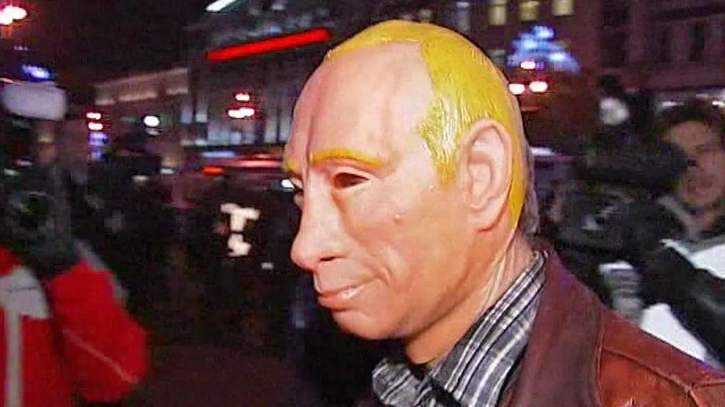 Ruský demonstrant v masce Putina