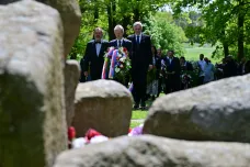 Lhostejnost otevírá dveře násilí, zdůraznil při pietě v Letech šéf Senátu