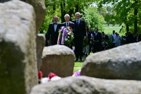 Lhostejnost otevírá dveře násilí, zdůraznil při pietě v Letech šéf Senátu