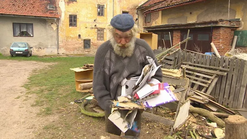 Pan Nováček teď sbírá starý papír