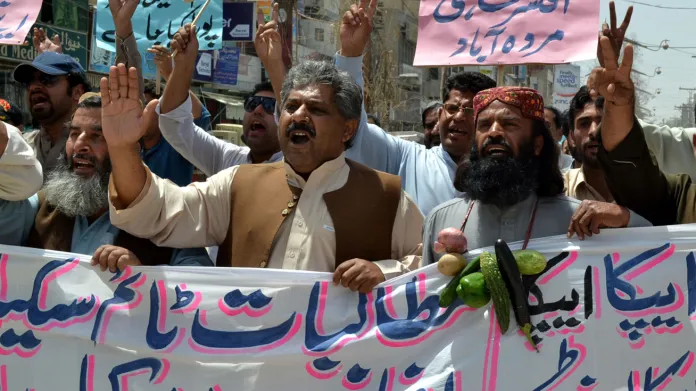 Pákistánci na 1. máje demonstrovali za lepší pracovní podmínky a vyšší mzdy